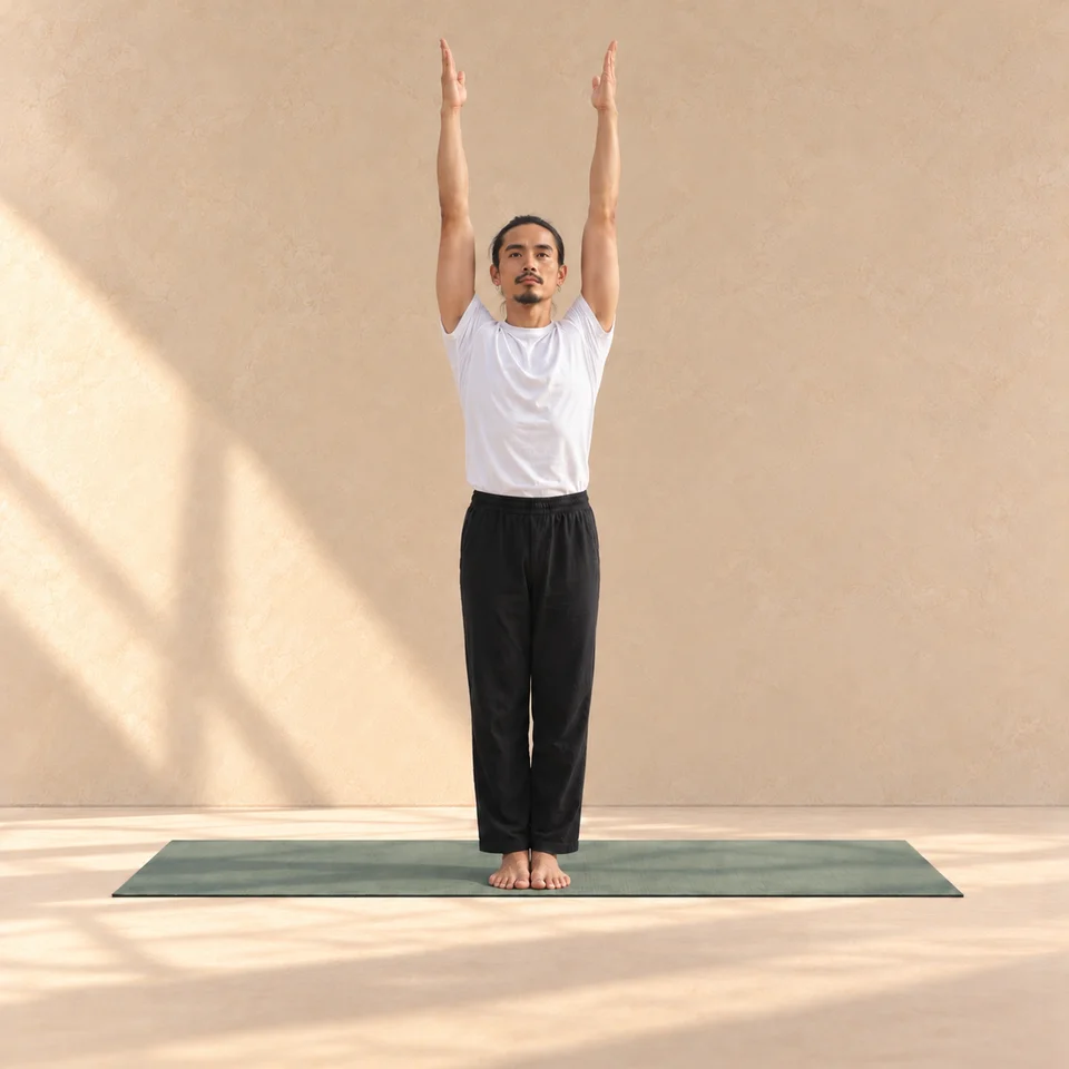 Urdhva Hastasana : modèle debout sur un tapis sauge, les bras tendus au-dessus de la tête dans un studio beige.