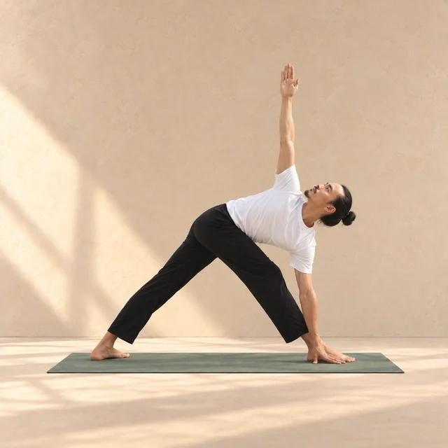 Parivrtta Trikonasana en studio : modèle en triangle jambes écartées, torse en torsion et bras supérieur levé ; la version générée ne rend pas encore clairement visible le croisement de la main droite vers le pied gauche.