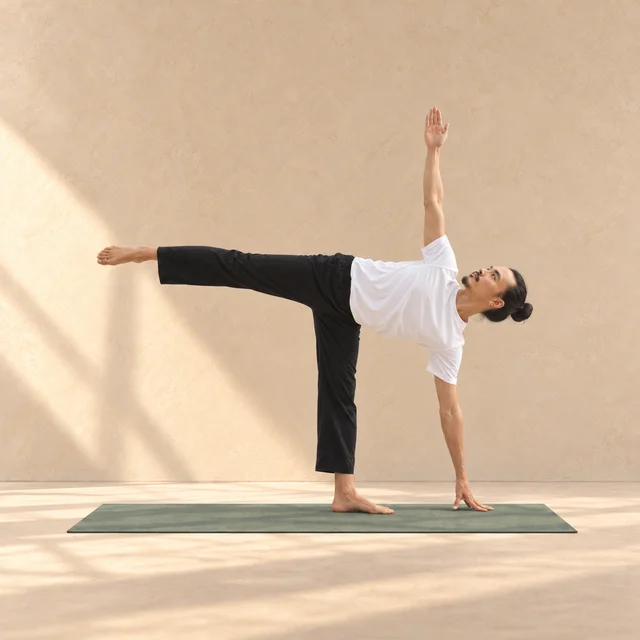 Ardha Chandrasana, posture de la demi-lune, dans le studio ASANARC.