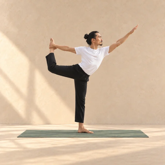 Natarajasana, posture du danseur, dans le studio ASANARC.